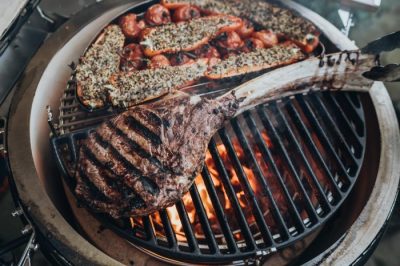 Indirektes Grillen im Monolith Keramikgrill Classic Indirektes und direktes Grillen gleichzeitig: mit SGS Grillrost im Monolith Classic