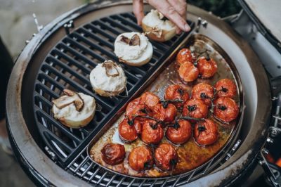 Der halbe Monolith SGS Gussrost ermöglicht eine flexible Aufteilung der Grillfläche und lässt sich mit weiteren Einsätzen für die gleichzeitige Zubereitung verschiedener Speisen kombinieren.