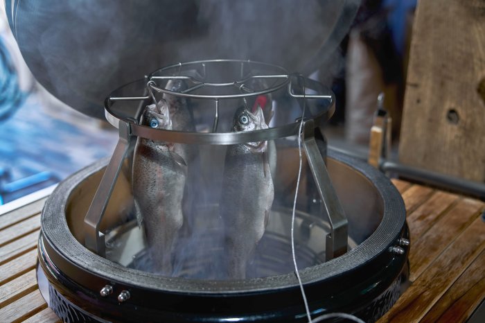 Forellen räuchern im Monolith Keramikgrill .55 mit Smoker Set