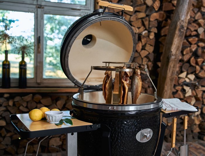 Forellen räuchern im Monolith Keramikgrill .66 mit Smoker Set