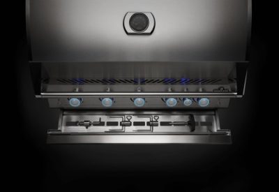 Napoleon 700-Series Einbaugrill mit integriertem Stauraum für den Drehspieß Der Napoleon 700-Series BIG38 mit Stauram in der Fettschublade für Drehspieß und Forken