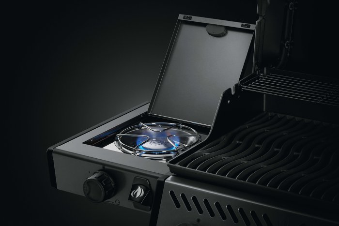 Napoleon Freestyle Gasgrill mit Seitenbrenner Napoleon Freestyle Gasgrill mit Seitenbrenner