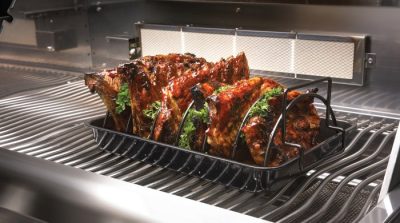 Praktisches Napoleon Grillzubehör wie der 3-in-1 Spare-Rib-Halter und Bratenkorb Praktisches Napoleon Grillzubehör wie der 3-in-1 Spare-Rib-Halter und Bratenkorb