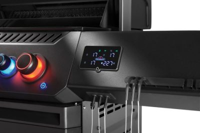 Der Napoleon Phantom Prestige 500 Connected ist mattschwarz und hat eine besondere Phantom-Ausstattung inkl. Edelstahlgussrosten