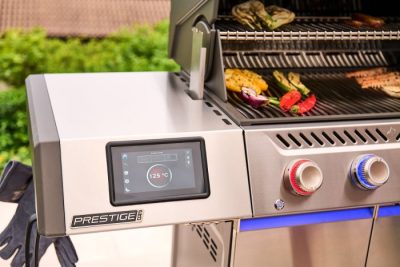 Die Napoleon Prestige PRO Gasgrills bieten mit Display eine automatische, smarte Temperatursteuerung Die Napoleon Prestige PRO Gasgrills bieten mit Display eine automatische, smarte Temperatursteuerung