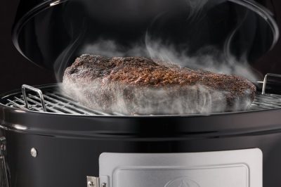 Saftiges Fleisch mit würziger Kruste beim langsamen Räuchern im Watersmoker"
