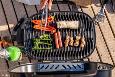 Napoleon TravelQ 240 Gas-Tischgrill mit Gaskartusche und großzügiger Grillfläche für Gemüse, Würstchen und Grillspieße. Napoleon TravelQ 240 Gas-Tischgrill mit Gaskartusche und großzügiger Grillfläche für Gemüse, Würstchen und Grillspieße.