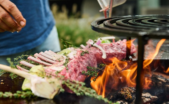Grillen mit der Ofyr Feuerplatte Corten 75
