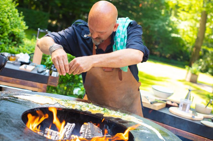 Grillen auf der OFYR Feuerplatte Island Corten 100