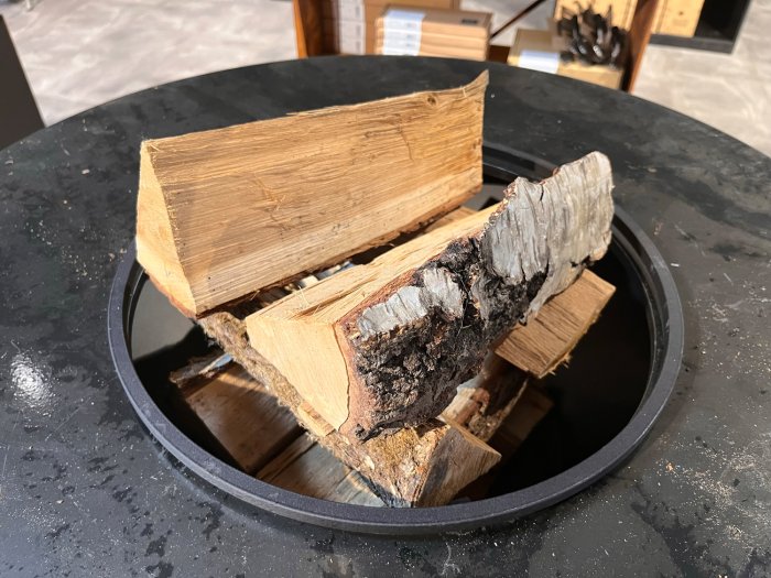 OFYR Grill anzünden mit Scheitholz OFYR Grill anzünden mit Scheitholz