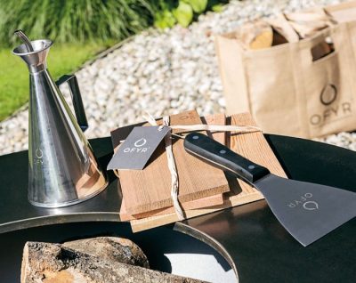OFYR Grillzubehör: Grillspachtel und Ölkanne OFYR Grillzubehör: Praktische Werkzeuge für die Feuerplatte