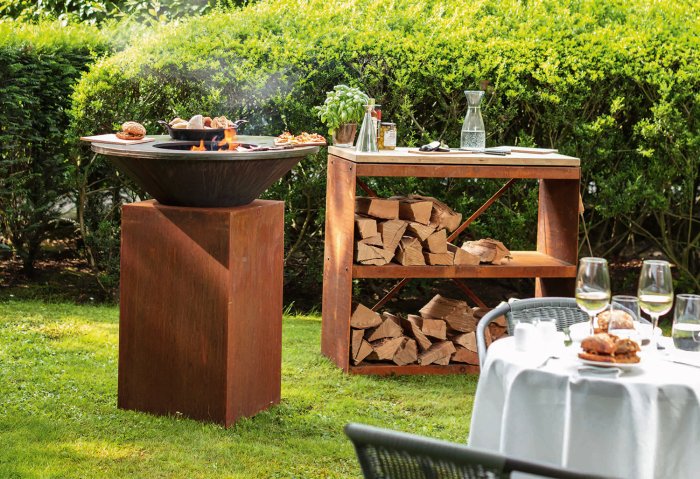 OFYR Wood Storage Corten Holzlagerfach mit Arbeitsfläche