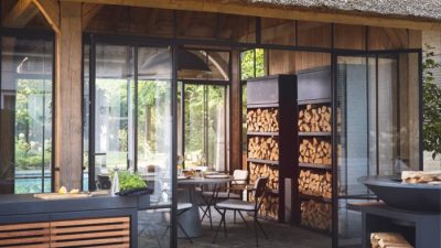 OFYR Outdoor Küche mit Holzregal OFYR Outdoor Küche inklusive Holzregal