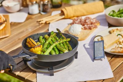 Ooni Gusseisenpfanne mit abnehmbarem Griff und gegrilltem Spargel Ooni Gusseisenpfanne mit abnehmbarem Griff und gegrilltem Spargel
