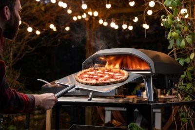 Ooni Pizzaschieber mit einem langen Griff für einen sicheren Abstand zum heißen Pizzaofen