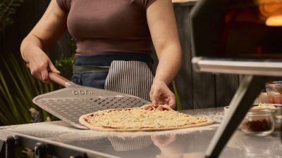 Pizza gleitet mit Semola leichter vom Pizzaschieber auf den Pizzastein