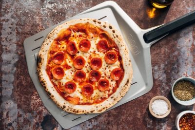 Perforierter Pizzaschieber von Ooni lässt Dampf entweichen und Mehl herunterfallen