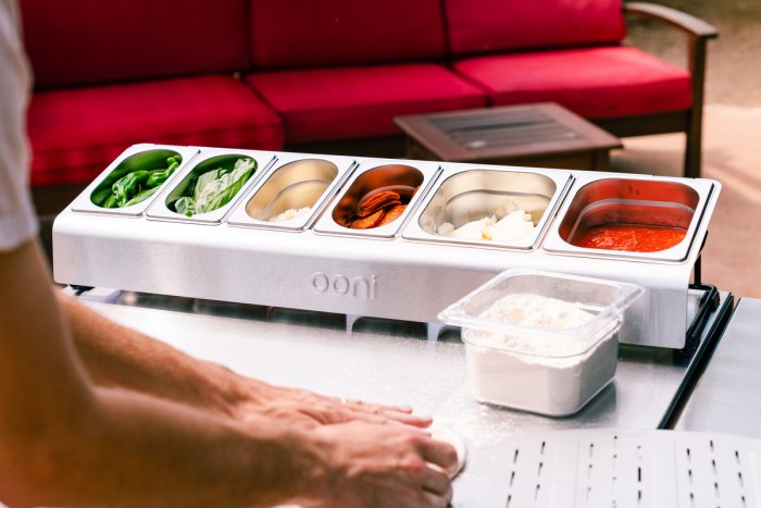 Ooni Pizzatopping-Station zur hygienischen und übersichtlichen Aufbewahrung der Zutaten