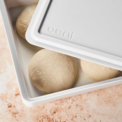 Ooni Teigbox Pizzateiglinge in der Ooni Teigbox ruhen und gehen lassen