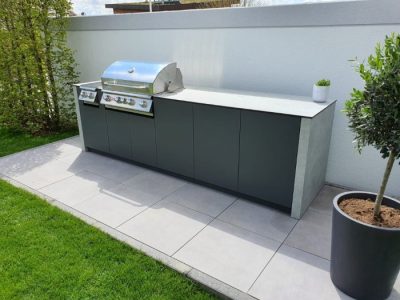 Die Outdoorküche aus einem individuell angefertigtem Sockel aus HPL Platten