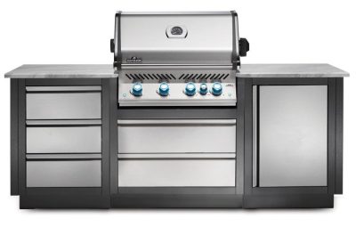 Fertige Outdoorküche mit Napoleon Oasis Modulen aus Stahl