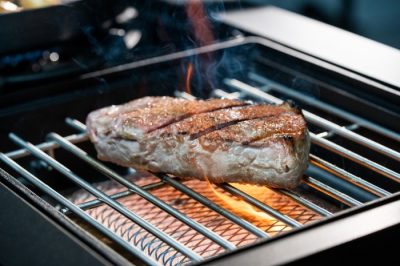 Eine kombinierte Einbau Cooking/Blazing-Zone sorgt für noch mehr Flexibilität bei der Zubereitung.