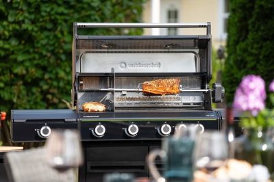 Oudoorchef Gasgrill Station HEAT mit passendem Drehspieß Für köstliche Spießgerichte vom Grill: Outdoorchef HEAT Gasgrill mit Heckbrenner und Drehspieß