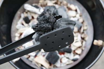 Sicherer Umgang mit heißen Kohlen und Briketts
