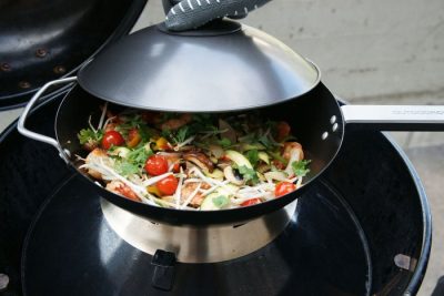 Outdoorchef Wok aus Cabonstahl - perfekt für scharfes Anbraten und Kochen bei hohen Temperaturen Outdoorchef Wok aus Cabonstahl - perfekt für scharfes Anbraten und Kochen bei hohen Temperaturen
