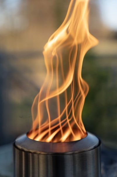 Outdoorchef Tischfeuer Pelletfeuer mit Holzflamme