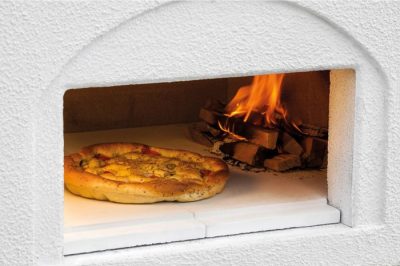 Palazzetti Easy Medium mit Ofenkammer aus feuerfestem Beton und heller Steinbackfläche Palazzetti Easy Medium mit Ofenkammer aus feuerfestem Beton und heller Steinbackfläche