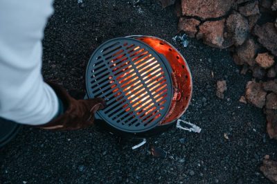 Petromax Atago kompakter Holzkohlegrill mit glühender Kohle Petromax Atago kompakter Holzkohlegrill mit glühender Kohle