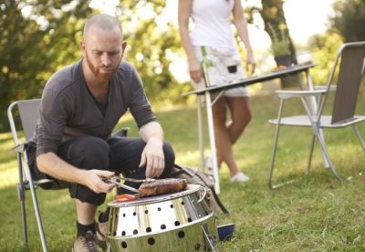 Petromax Atago beim Camping Petromax Atago als kompakter Campinggrill mit Holzkohle