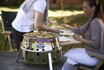 Ein treuer Begleiter beim Camping – Petromax Atago kompakter Holzkohlegrill, der sich platzsparend zusammenschieben lässt
