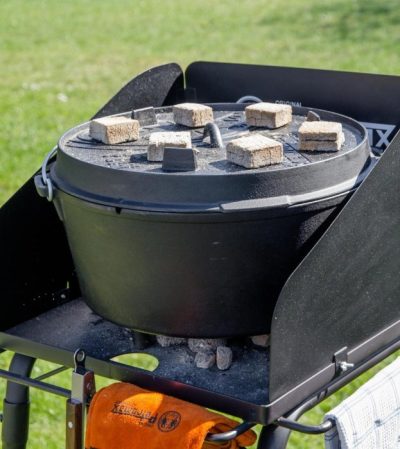 Petromax Gusseisentopf mit Briketts Briketts werden unter und auf dem Gusseisentopf platziert