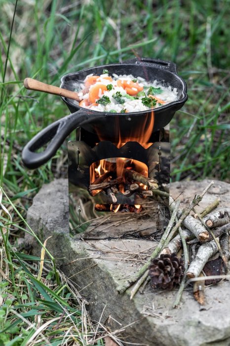 Petromax Feuerpfanne Gusseisen fp15 mit Stiel beim Camping und Zelten auf dem Kocher