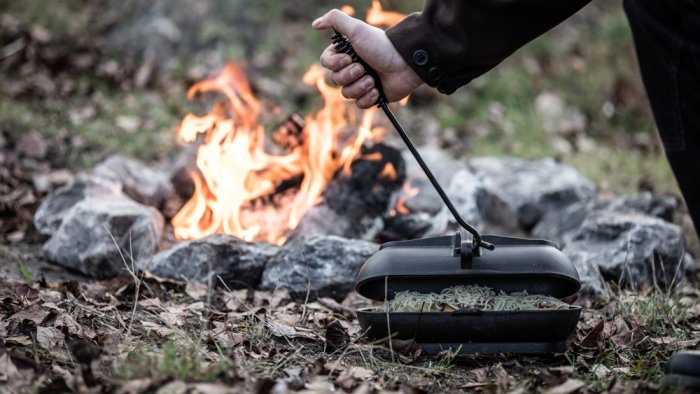 Petromax Kartoffelbräter öffnen mit Deckelheber