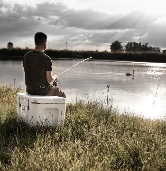 Petromax Kühlbox 25 Liter Alpenweiß beim Angeln