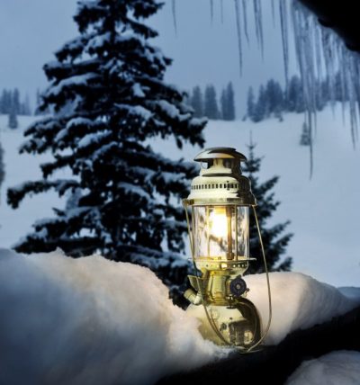 Petromax Petroleumlampe im Außenbereich Gemütliche Lichtstimmung für den Außenbereich mit einer Petroleumlampe von Petromax