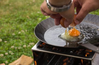 Petromax Schmiedeeisenpfanne Eine Schmiedeeiserne Pfanne ist auch perfekt zum Outdoor Kochen über offenem Feuer geeignet.