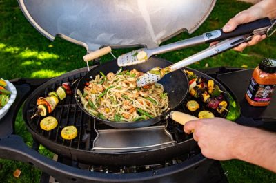 Grillfläche mit Gusseisenrost und Pfannenuntersetzer beim Sportman 3