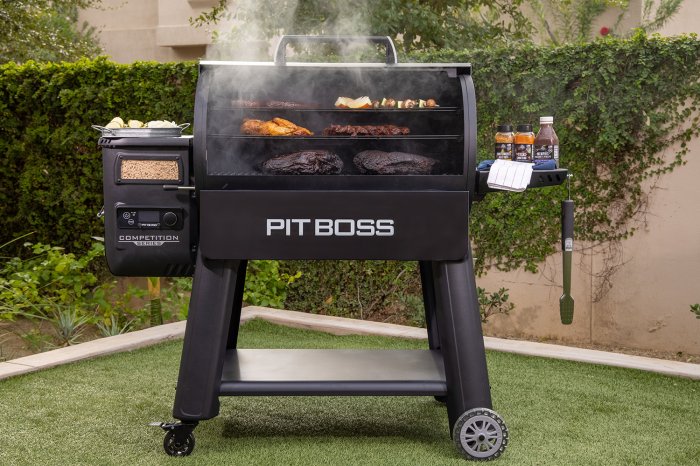XXL Garraum mit 3 Ebenen beim Pit Boss Pelletgrill Competition Series 1600