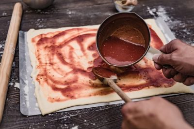 Perfekt zur Vorbereitung der Pizza - das Grillfürst Pizzablech aus Edelstahl