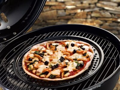 Selbst gemachte Pizza vom Grill mit dem Outdoorchef Pizzablech