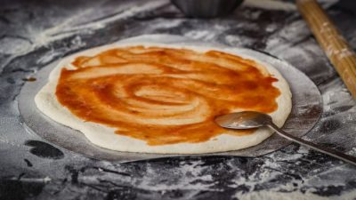 Perfekt zur Vorbereitung der Pizza - das Grillfürst Pizzablech aus Edelstahl