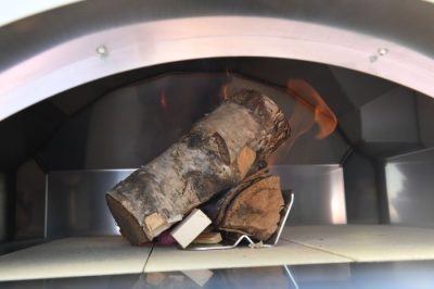 Zum Beheizen des Ofens wird ein Feuer im Backraum entzündet
