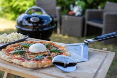 Das wichtigste Pizzaofen Zubehör: Pizzaschieber, Pizzaschneider und Schneidebrett