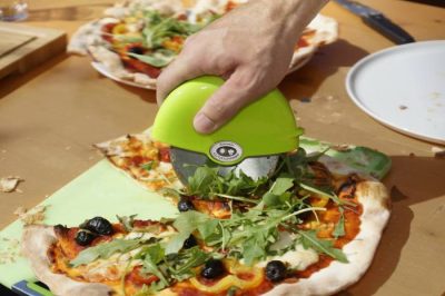 Pizza perfekt zerteilen - mit dem Pizzaschneider von Outdoorchef
