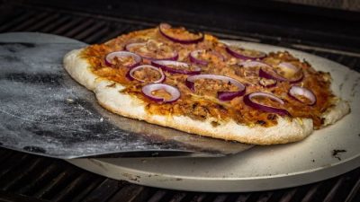 Pizzastein zum knusprigen Backen von Pizza auf dem Grill