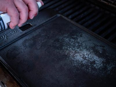 "Plancha ganz einfach reinigen mit dem Grillfürst Gusseisen-Pflegespray "Plancha ganz einfach reinigen mit dem Grillfürst Gusseisen-Pflegespray